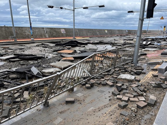 제11호 태풍 '힌남노'가 지나간 6일 오전 부산 서구 암남동 송도해수욕장 인근 도로가 파손돼 있다. (독자 이재찬 씨 제공) 2022.9.6/뉴스1