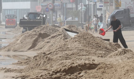 제11호 태풍 '힌남노'의 영향을 받은 6일 오전 부산 수영구 광안리해수욕장에서 중장비가 피해 복구를 하고 있다. 2022.9.6/뉴스1 ⓒ News1 김영훈 기자
