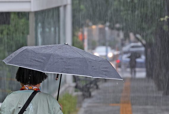 제11호 태풍 '힌남노'가 북상 중인 5일 서울 동작구 보라매 공원 인근에서 시민들이 우산을 쓴 채 발걸음을 재촉하고 있다. 2022.9.5/뉴스1 ⓒ News1 조태형 기자