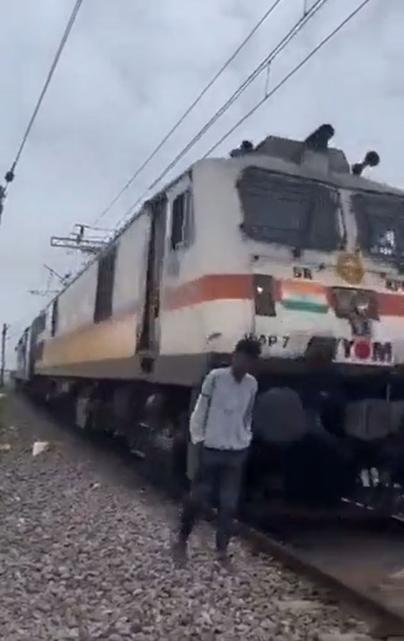 인도의 남학생이 인스타그램 릴스를 찍으려다가 기차에 치이기 직전의 모습이다. 출처=트위터