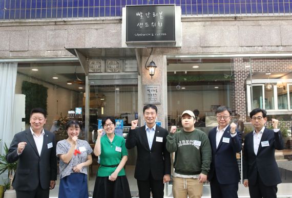 6일 서울 동작구 한 카페에서 열린 자영업자 컨설팅 현장에서 이복현 금감원장(가운데), 오화경 저축은행중앙회장(왼쪽에서 첫번째), 이재연 서민금융진흥원장(오른쪽에서 두번째)과 자영업자 사장님들이 기념촬영을 하고 있다. 저축은행중앙회제공