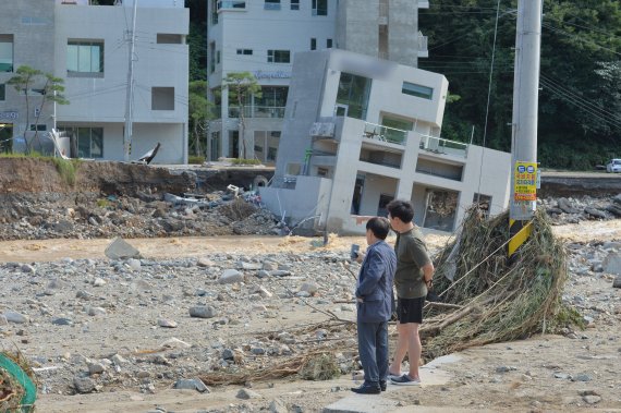 6일 오후 경북 포항시 남구 오천읍 항사리에 있는 풀 빌라가 한동이 태풍 힌남노가 쏟아부은 집중 호우에 지반이 휩쓸리면서 기울어져 있다.2022.9.6/뉴스1 ⓒ News1 최창호 기자