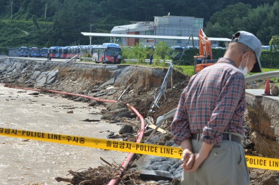 제11호 태풍 힌남노가 쏟아부은 물폭탄에 경북 포항시 전역이 물바다로 변한 6일 남구 문덕 차고지로 가는 도로가 유실돼 시내버스 및 차량 운행이 통제되고 있다.(독자 제공) 2022.9.6/뉴스1 ⓒ News1 최창호 기자