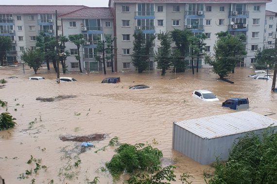 6일 오전 제11호 태풍 힌남노가 쏟아부은 물폭탄에 경북 포항시 전역이 물바다로 변한 가운데 남구 인덕동 주택가 주차장에 있던 승용차들이 침수돼 있다.(독자제공)2022.9.6/뉴스1 ⓒ News1 최창호 기자