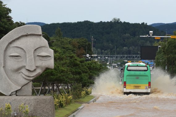 제11호 태풍 '힌남노'가 상륙한 6일 오전 경부고속도로 경주요금소를 지나 경주 방향 도로가 침수돼 차량 통행이 통제되는 가운데 일부 차량이 위험한 주행을 이어가고 있다. 2022.9.6/뉴스1 ⓒ News1 공정식 기자