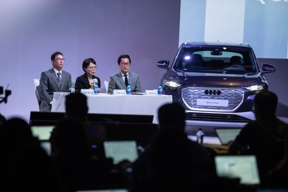 [서울=뉴시스]아우디코리아는 6일 서울 종로구 포시즌스호텔에서 '더 뉴 아우디 Q4 e-트론 40'과 '더 뉴 아우디 Q4 스포트백 e-트론 40' 출시행사를 개최했다. 사진 왼쪽부터 김성환 상품기획담당 트레이너, 임현기 사장, 박영준 상무.(사진=아우디코리아 제공) 2022.9.6 photo@newsis.com