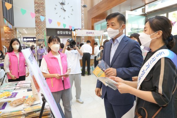 고용에서 남녀 격차가 여전한 것으로 나타났다. 사진은 전성수 서초구청장이 지난 2일 서울 서초구청에서 열린 서초구 양성평등 풀뿌리축제에 참석해 설명을 듣고 있다./사진=뉴시스화상