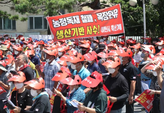 한국낙농육우협회 서울우유연합지회 회원들이 8월 12일 서울 중랑구 서울우유 본사에서 열린 '낙농 기반 사수 결의대회'에서 구호를 외치고 있다. /뉴스1