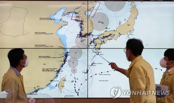 태풍 '힌남노' 북상에 분주한 해수부 (세종=연합뉴스) 2022.9.4