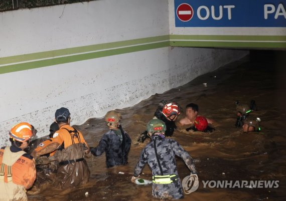 포항 지하주차장 실종자 1명 생존상태 구조 (포항=연합뉴스) 이지은 기자 = 6일 저녁 태풍 '힌남노'의 폭우로 잠긴 경북 포항시 남구의 한 아파트 지하 주차장에서 소방·군 관계자들이 실종된 주민을 구조하고 있다. 2022.9.6 jieunlee@yna.co.kr (끝)