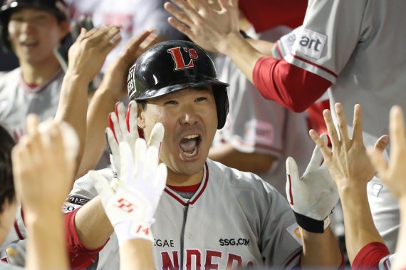 [서울=뉴시스] 조성우 기자 = 6일 오후 서울 송파구 잠실야구장에서 열린 2022 KBO리그 SSG 랜더스와 LG 트윈스의 경기, SSG 6회초 공격 1사 주자 1, 2루서 이재원이 3점 홈런을 때린 뒤 동료들과 기쁨을 나누고 있다. 2022.09.06. xconfind@newsis.com