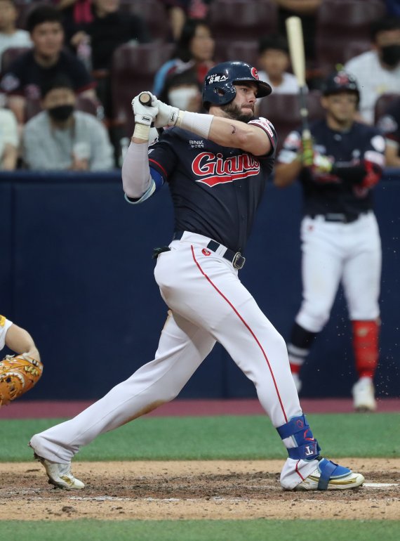 [서울=뉴시스] 김금보 기자 = 30일 서울 고척스카이돔에서 열린 2022 KBO리그 롯데 자이언츠 대 키움 히어로즈 경기, 9회초 1사 3루 상황 롯데 렉스가 1타점 희생타를 치고 있다. 2022.08.30. kgb@newsis.com