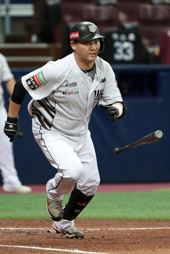 [서울=뉴시스] 백동현 기자 = 8일 오후 서울 구로구 고척스카이돔에서 열린 2022 KBO리그 KT 위즈 대 키움 히어로즈의 경기, 4회초 1사 1루 상황에서 KT 장성우가 안타를 치고 출루하고 있다. 2022.06.08. livertrent@newsis.com
