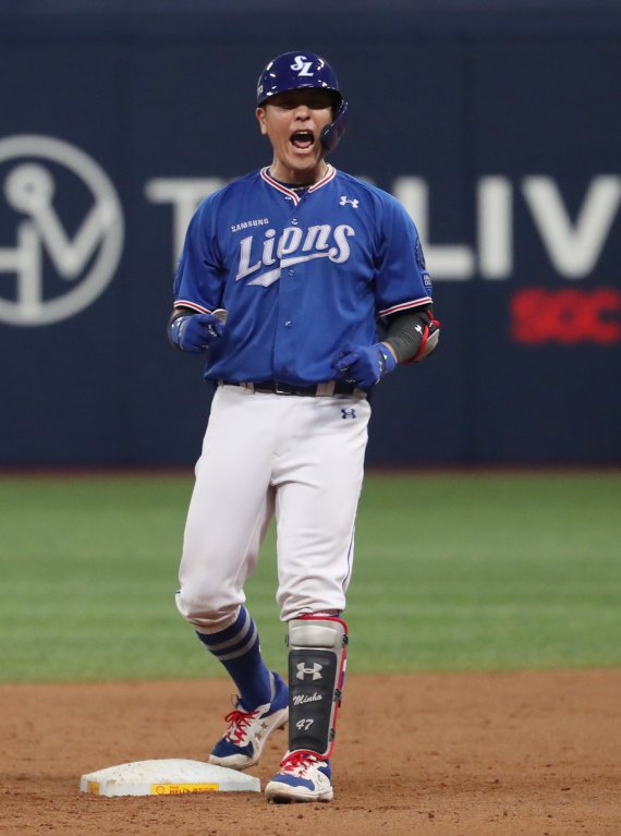 [서울=뉴시스] 추상철 기자 = 22일 오후 서울 구로구 고척스카이돔에서 열린 '2022 KBO리그' 삼성라이온즈와 키움히어로즈의 경기. 9회초 1아웃 주자2루 상황에서 삼성 강민호가 역전 1타점 2루타를 때린 후 기뻐하고 있다. 2022.07.22. scchoo@newsis.com