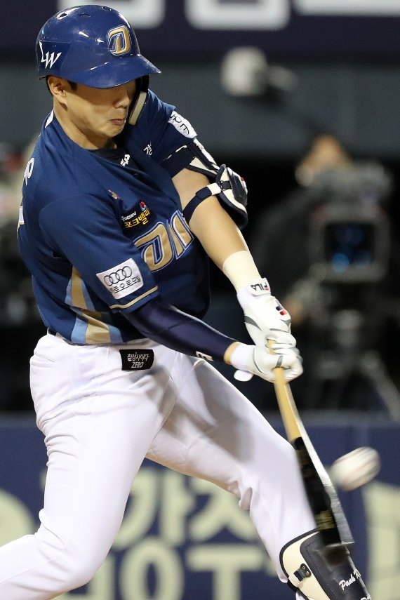 [서울=뉴시스] 백동현 기자 = 26일 오후 서울 송파구 잠실야구장에서 열린 2022 KBO 리그 NC 다이노스와 두산 베어스의 경기, 8회초 무사 1,2루 상황에서 NC 박건우가 타격하고 있다. 2022.04.26. livertrent@newsis.com