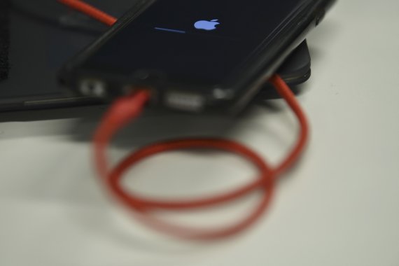 O 'iPhone 6S' da Apple carrega usando um cabo de carregamento.APF Yonhip News