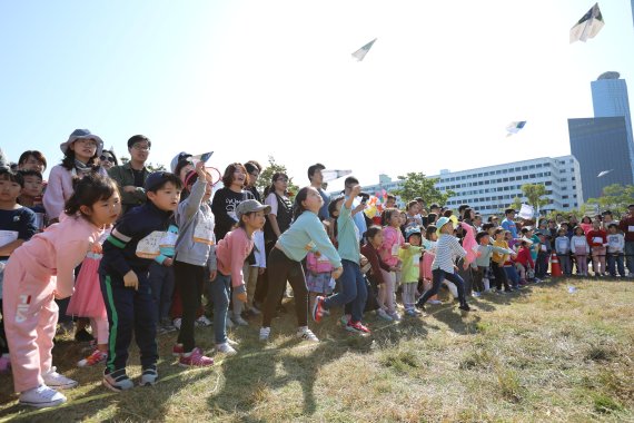서울시 한강사업본부는 18일 여의도한강공원 잔디마당에서 '2022 한강 종이비행기 축제'를 개최한다고 7일 밝혔다. (서울시 제공)