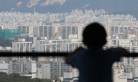 서울 노원·도봉·강북 지역의 집값 하락세가 이어지고 있다. 사진은 북서울꿈의숲 전망대에서 바라본 강북지역 아파트단지 모습. /뉴시스