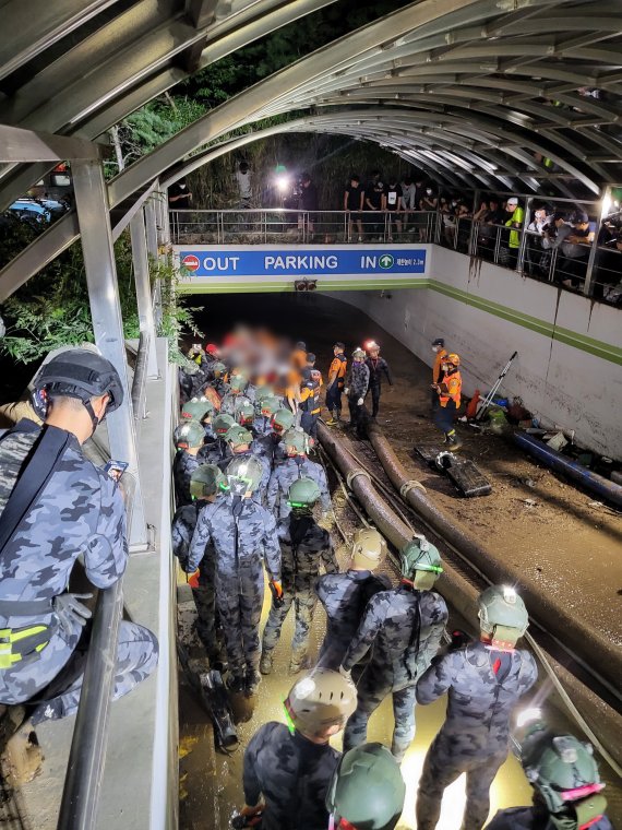 태풍 힌남노의 영향으로 침수된 경북 포항시 남구의 한 아파트 지하 주차장에서 지난 6일 밤 구조대가 실종자들을 찾고 있다. 사진=뉴시스