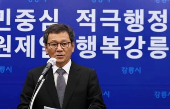 7일 김홍규 강릉시장은 이날 2023년 국비확보를 위해 국회를 방문, 권성동 국회의원과 권영진 농림축산식품해양수산위원회 수석전문위원 등 강릉 출신과 강원도 지역구 국회의원을 만나 내년도 정부예산 미반영 사업과 신규사업 등 주요 현안사업에 대한 필요성을 설명하고, 국회 심의과정에서 반영될 수 있도록 지원 협조를 요청한다고 밝혔다. 사진=강릉시 제공