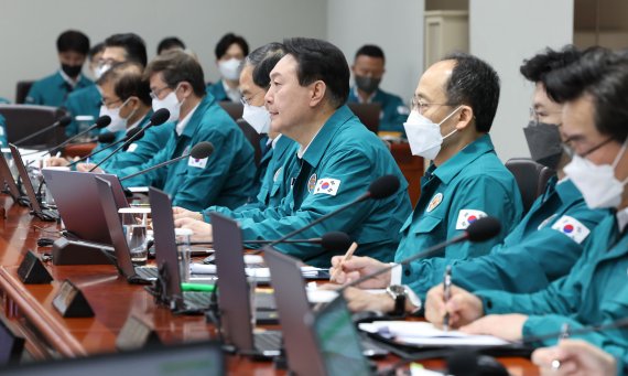 윤석열 대통령이 7일 오전 서울 용산 대통령실 청사에서 태풍 피해상황 긴급점검 국무회의를 주재하고 있다. (대통령실통신사진기자단) /사진=뉴시스화상