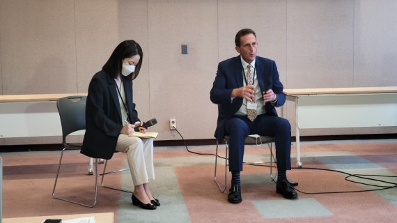 기자회견 중인 사이먼 폭스 프리즈 대표(우). 2022.9.2/뉴스1 ⓒ News1 김정한 기자