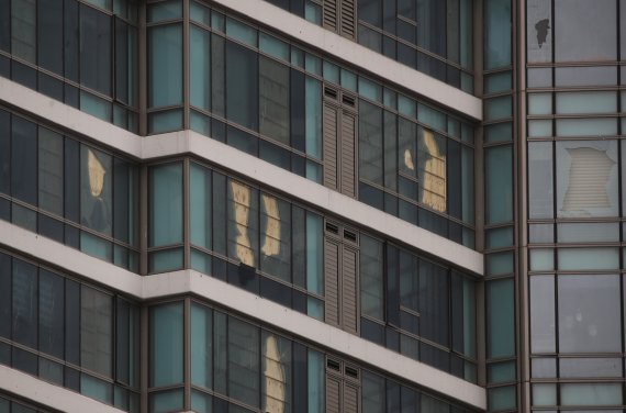 2020년 9월 제10호 태풍으로 부산 해운대 한 아파트 깨진 창문에 합판이 부착된 모습. 2020.9.7/뉴스1 ⓒ News1