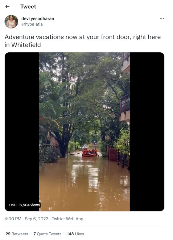 [서울=뉴시스] 이번 홍수 사태에 대해 다른 누리꾼은 '집 앞에서 이색 휴가를 떠날 수 있게 됐다'고 말하며 구조 보트 영상을 공유했다. (사진출처: 트위터 캡처) 2022.09.07. *재판매 및 DB 금지