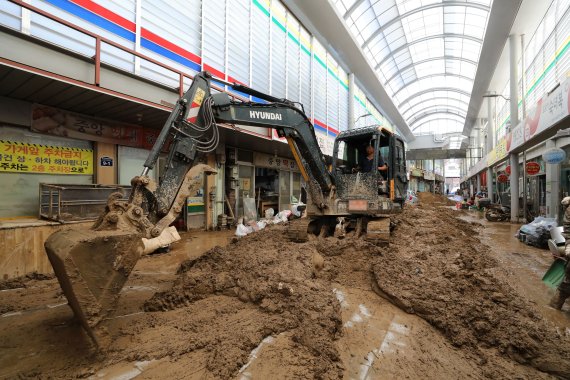 [포항=뉴시스] 고범준 기자 = 제11호 태풍 '힌남노' 영향으로 피해가 잇따른 7일 오후 경북 포항시 오천시장에서 복구작업이 진행되고 있다. 2022.09.07. bjko@newsis.com