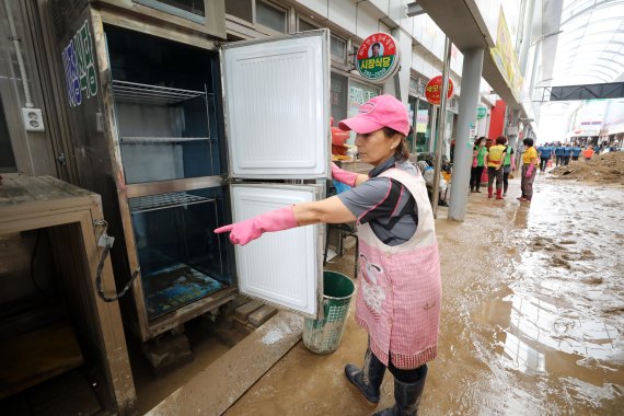 [포항=뉴시스] 고범준 기자 = 제11호 태풍 '힌남노' 영향으로 피해가 잇따른 7일 오후 경북 포항시 오천시장에서 한 시장 상인이 침수 피해를 입은 가게에 대해 설명하고 있다. 2022.09.07. bjko@newsis.com