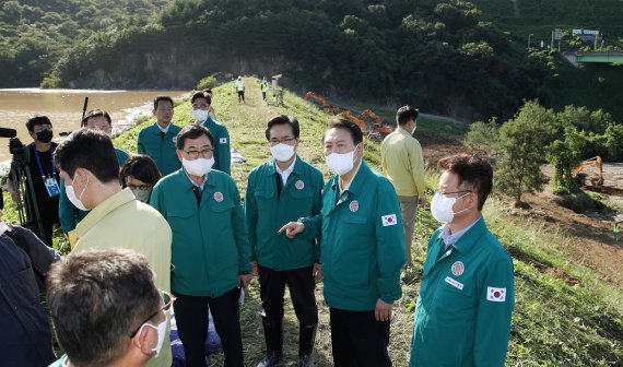 윤석열 대통령이 7일 오후 제11호 태풍 힌남노로 피해를 입은 경북 경주시 강동면 왕신저수지를 방문, 피해 상황을 점검하고 있다. 연합뉴스