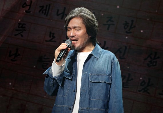 가수 임재범이 7일 오후 서울 강남구 선릉로 일지아트홀에서 열린 정규 7집 'SEVEN,(세븐 콤마)'의 3막 '기억을 정리하며...' 발매 기념 쇼케이스에서 열창하고 있다. 임재범의 이야기가 수록된 3막에는 타이틀곡 '아버지 사진'을 비롯해 '내가 견뎌온 날들', '너란 사람'까지 총 3곡이 포함됐다. 2022.9.7/뉴스1 ⓒ News1 김진환 기자