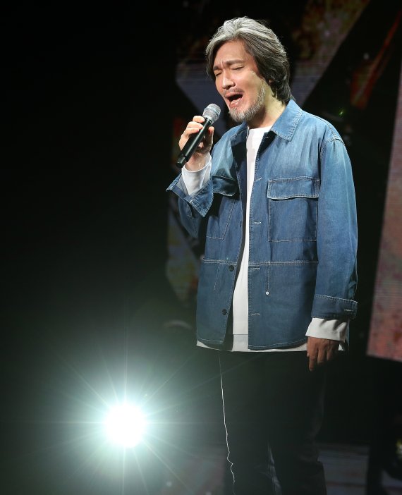 가수 임재범이 7일 오후 서울 강남구 선릉로 일지아트홀에서 열린 정규 7집 'SEVEN,(세븐 콤마)'의 3막 '기억을 정리하며...' 발매 기념 쇼케이스에서 열창하고 있다. 임재범의 이야기가 수록된 3막에는 타이틀곡 '아버지 사진'을 비롯해 '내가 견뎌온 날들', '너란 사람'까지 총 3곡이 포함됐다. 2022.9.7/뉴스1 ⓒ News1 김진환 기자