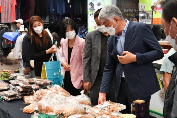 최승준 강원 정선군수가 군 공무원들과 함께 7일 지역 내 주요 전통시장에서 장보기 행사를 가졌다. ( 정선군 제공) 2022.9.7/뉴스1