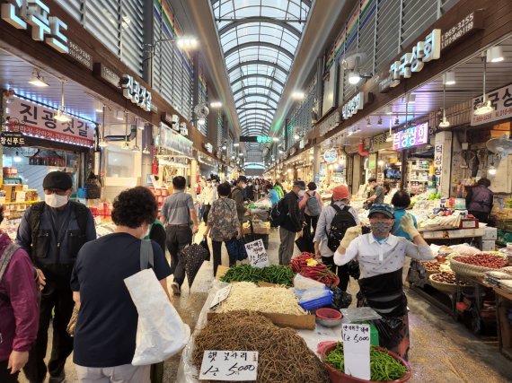 "가격 오르고 품질 떨어져" 제수과일 들고 상인&middot;주부 실랑이 [현장르포]