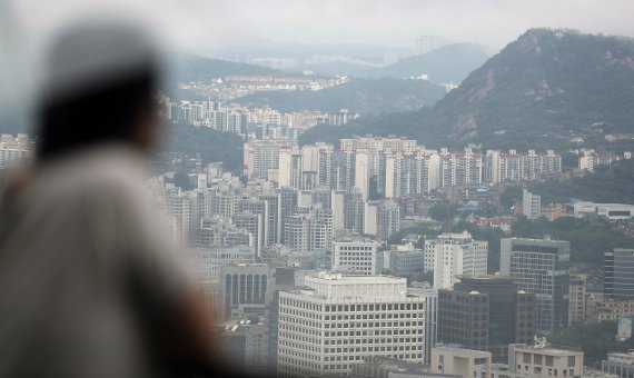 [서울=뉴시스]서울 중구 남산공원에서 바라본 도심 아파트 단지 모습. /사진=뉴시스