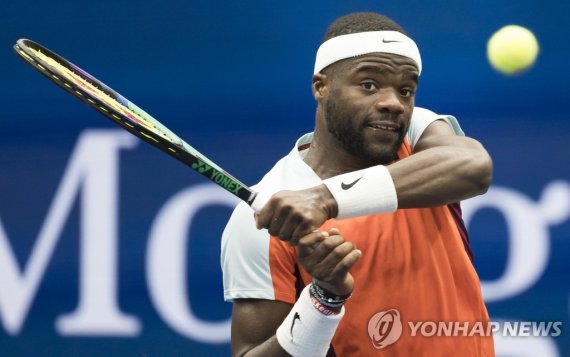프랜시스 티아포 epa10168626 Frances Tiafoe of the US hits a return to Andrey Rublev of Russia in their quarterfinals match of the US Open Tennis Championships at the USTA National Tennis Center in the Flushing Meadows, New York, USA, 07 September 2022. The US Open runs from 29 August through 11 September.