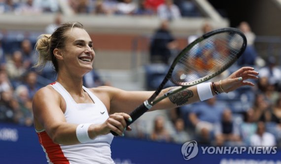 아리나 사발렌카 epa10167807 Aryna Sabalenka of Belarus reacts to winning the match against Karolina Pliskova of the Czech Republic in their quarterfinal match during the US Open Tennis Championships at the USTA National Tennis Center in in Flushing Meadows, New York, USA, 07 September 2022. The US Open run