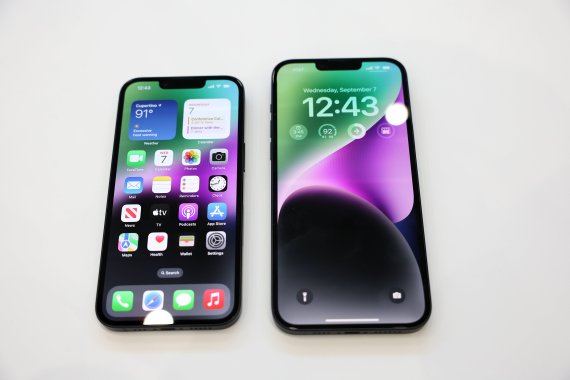 아이폰14 시리즈의 저가 라인인 아이폰14(왼쪽)와 아이폰14플러스. 아이폰14와 아이폰14플러스는 아이폰의 약점으로 꼽히는 'M자 탈모'로 불리는 노치가 그대로 유지됐다. /사진=AFP연합뉴스