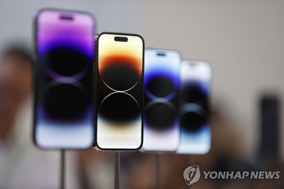 epa10168366 The Apple iPhone 14 Pro on display as members of the media explore several new products introduced during an Apple Special Event on the campus of Apple Park in Cupertino, California, USA, 07 September 2022. New products include the Apple Watch Series 8, Apple Watch Ultra, Apple Watch SE,