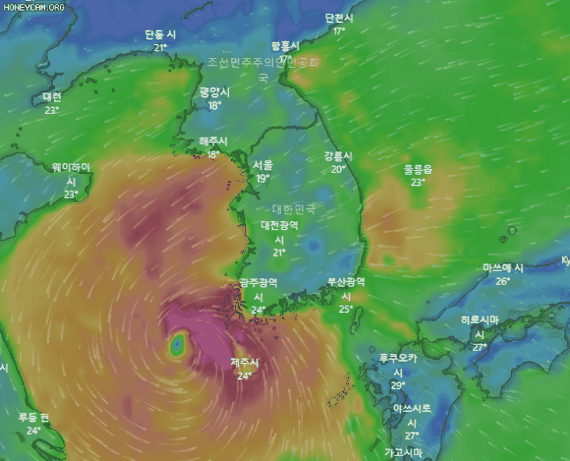 윈디닷컴'은 태풍 므르복이 발생할 조짐이 있다고 내다봤다. 므르복은 일본 남쪽 해상에서 세력을 키우다 제12호 태풍 무이파(Muifa)가 소멸한 이후 오는 14일 제주 인근 해상으로 접근할 것으로 예측되고 있다. 윈디닷컴 사이트