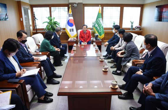 박수현 군위군의회 의장을 비롯해 대구시편입특별위원회 및 통합공항이전특별위원회 의원들이 지난 7일 오후 대구시장 집무실을 찾아 홍준표 대구시장과 면담하고 있다. 사진=군위군의회 제공