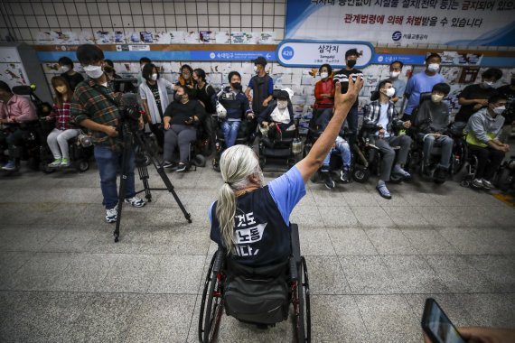 전장연 출근길 탑승 시위..4호선 삼각지역, 9호선 국회의사당역