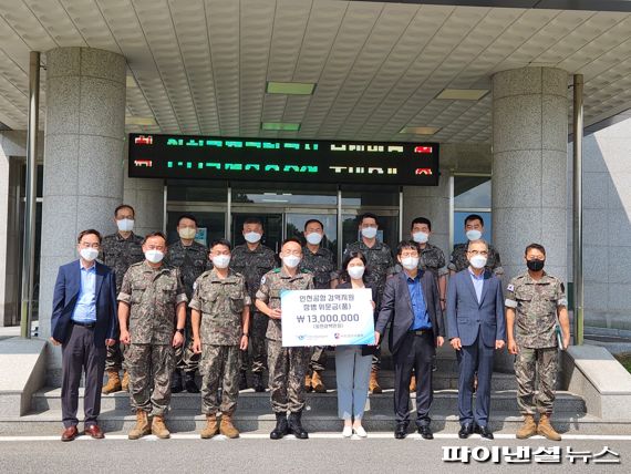 인천국제공항공사는 추석을 앞두고 지난 6일 인천공항에서 검역지원 업무를 수행하고 있는 수도군단을 방문해 장병 및 관계자를 격려했다. 이희정 인천공항공사 부사장(앞줄 오른쪽 네번째)이 참석자들과 기념촬영을 하고 있다. 인천국제공항공사 제공