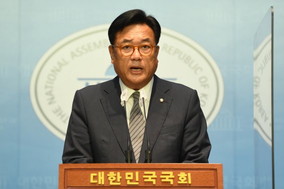 [서울=뉴시스] 김선웅 기자 = 국민의힘 비상대책위원장직을 수락한 정진석 국회 부의장이 7일 오후 서울 여의도 국회 소통관에서 기자회견을 하고 있다. 정 부의장은 비대위원장을 맡기로 했다고 밝히며 "당을 하루속히 안정화시키겠다"고 말했다. (공동취재사진) 2022.09.07. photo@newsis.com