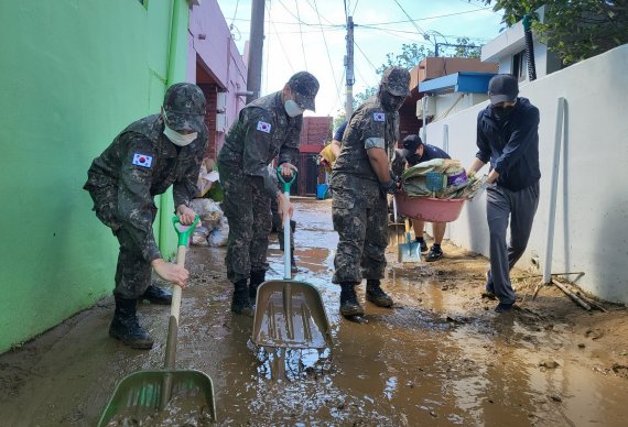7일 해군항공사령부는 소속 장병들이 태풍 힌남노 피해지역인 경북 포항시 동해면 주택가에서 '피해복구 대민지원'을 실시했다고 밝혔다.(해군항공사령부제공)2022.9.7/뉴스1 ⓒ News1 최창호 기자