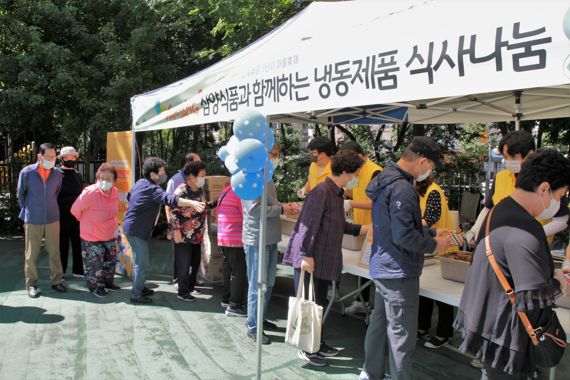 지난 7일 삼양식품 임직원들이 서울시 노원구 소재 중계종합사회복지관에서 식사 나눔 봉사활동을 하고 있다.