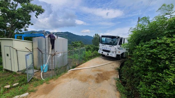 거창군은 추석연휴기간 단수 발생 등 유사시를 대비해 비상급수차량을 운행한다.(거창군 제공)