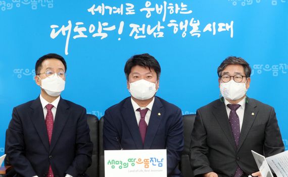 전남도와 나주시는 8일 도청에서 기자간담회를 열어 한국에너지공대 설립을 위해 ㈜부영주택과 체결한 3자 간 합의서를 공개했다. 사진=전남도 제공