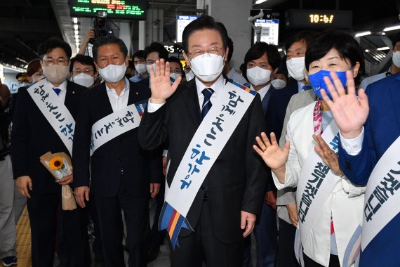 [서울=뉴시스] 국회사진기자단 = 이재명 더불어민주당 대표가 8일 오전 서울 용산역에서 추석 귀성객들에게 인사를 하고 있다.